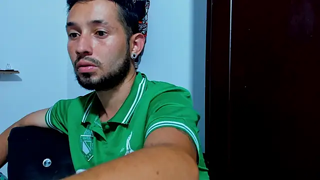 Snapshot of Bad_Couple_1 chatting on 10-26-25, 06:52 Bad Couple 1 online show from 10-26-25, 06:52