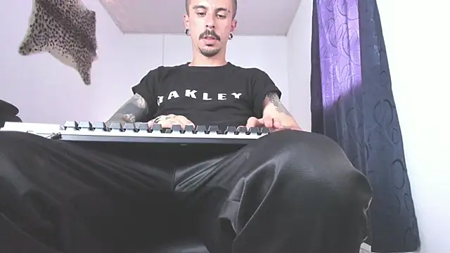 Snapshot of Aaron_BigDickxxx chatting on 06-01-26, 08:41 Aaron BigDickxxx online show from 06-01-26, 08:41