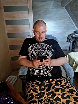 Snapshot of Foxyshaved chatting on 05-17-26, 10:15 Foxyshaved online show from 05-17-26, 10:15