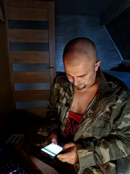 Snapshot of Foxyshaved chatting on 05-16-26, 05:17 Foxyshaved online show from 05-16-26, 05:17