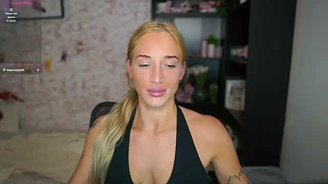 Snapshot of Nicolette__Shea_ chatting on 02-04-26, 08:04 Nicolette Shea online show from 02-04-26, 08:04