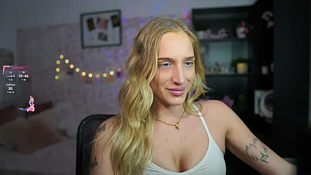 Snapshot of Nicolette__Shea_ chatting on 02-18-25, 04:58 Nicolette Shea online show from 02-18-25, 04:58