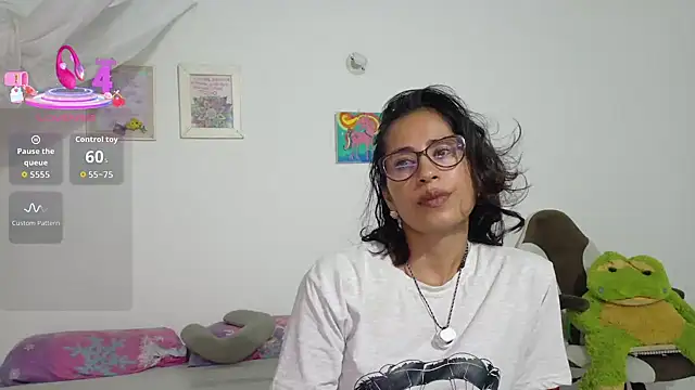 Snapshot of fantasty_nylon chatting on 06-18-26, 10:26 fantasty nylon online show from 06-18-26, 10:26