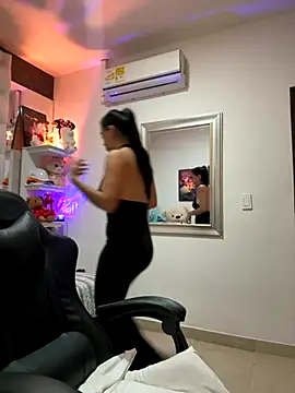 Snapshot of ZarahEvans chatting on 10-13-25, 03:24 ZarahEvans online show from 10-13-25, 03:24