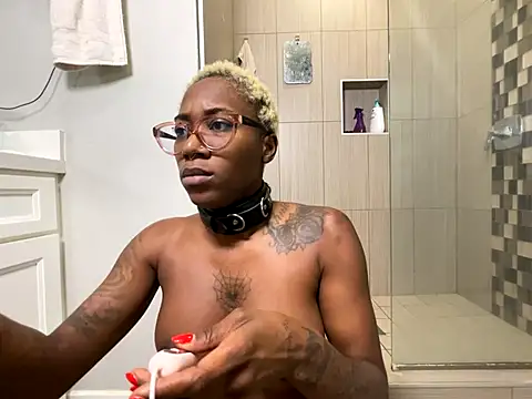 Snapshot of VixenCapri chatting on 12-19-25, 07:05 VixenCapri online show from 12-19-25, 07:05