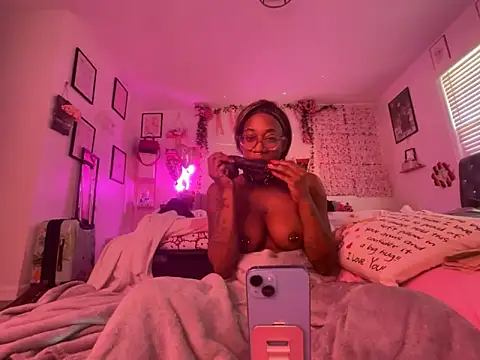 Snapshot of VixenCapri chatting on 01-05-26, 07:28 VixenCapri online show from 01-05-26, 07:28