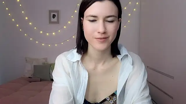 Snapshot of AliciaNewell chatting on 05-22-26, 03:21 AliciaNewell online show from 05-22-26, 03:21