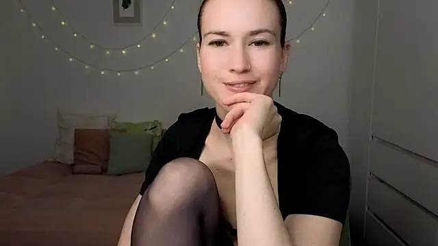 Snapshot of AliciaNewell chatting on 04-18-26, 07:07 AliciaNewell online show from 04-18-26, 07:07