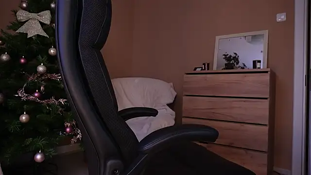 KaylaLaine online show from 12-19-25, 07:11