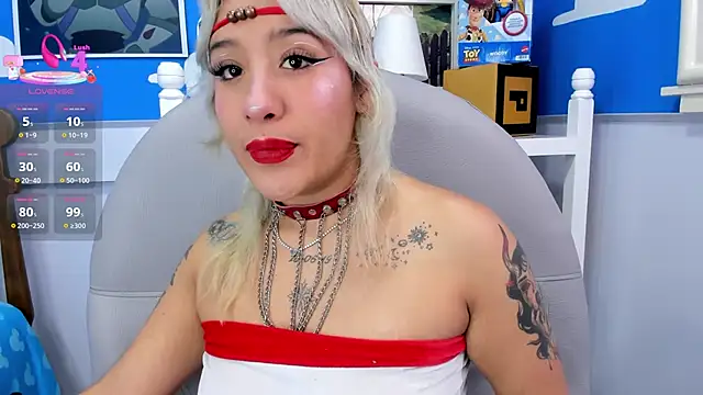 Snapshot of miss_danika chatting on 03-19-25, 11:06 miss danika online show from 03-19-25, 11:06