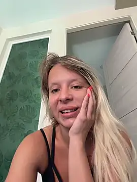 Snapshot of LikaCat chatting on 06-03-26, 04:13 LikaCat online show from 06-03-26, 04:13