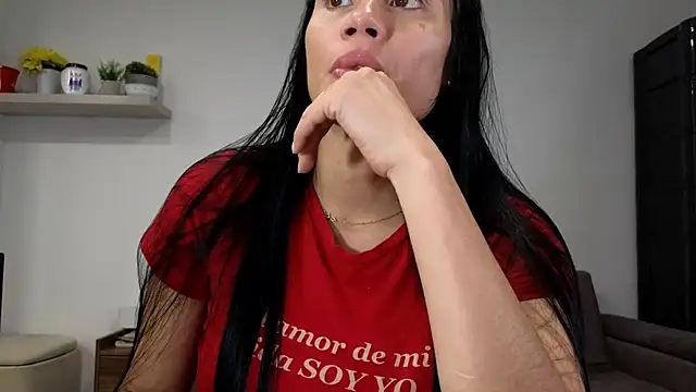 Snapshot of Alondra_fetish chatting on 04-29-26, 01:32 Alondra fetish online show from 04-29-26, 01:32