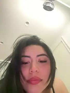 Snapshot of EmilyxRose_- chatting on 06-14-26, 05:03 EmilyxRose - online show from 06-14-26, 05:03