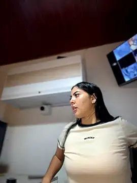 Snapshot of MarianaBenz chatting on 04-17-26, 11:51 MarianaBenz online show from 04-17-26, 11:51