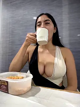 Snapshot of MarianaBenz chatting on 04-27-26, 01:36 MarianaBenz online show from 04-27-26, 01:36
