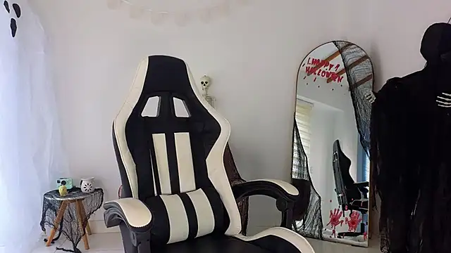 KristennBlue online show from 10-23-25, 04:16