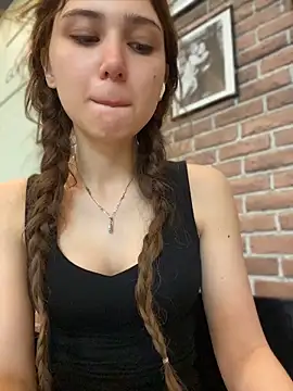 Snapshot of QuitieLia chatting on 05-14-26, 07:49 QuitieLia online show from 05-14-26, 07:49
