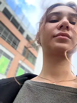 QuitieLia online show from 10-25-25, 08:13