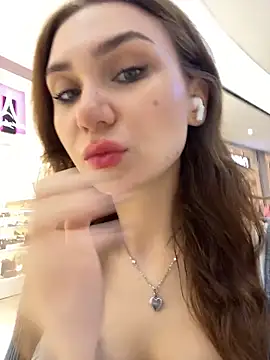 QuitieLia online show from 03-31-26, 07:32