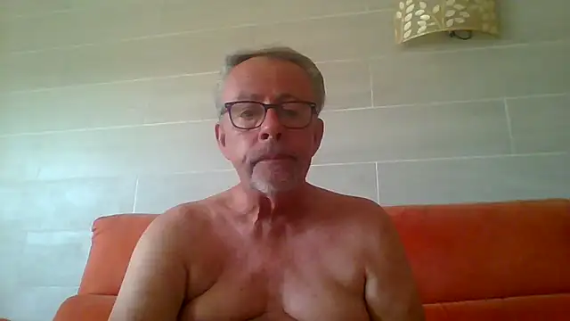 Snapshot of tuggy59 chatting on 06-05-26, 06:52 tuggy59 online show from 06-05-26, 06:52