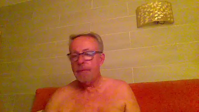 Snapshot of tuggy59 chatting on 06-11-26, 03:47 tuggy59 online show from 06-11-26, 03:47