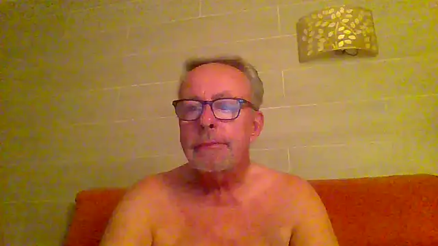 Snapshot of tuggy59 chatting on 06-09-26, 03:29 tuggy59 online show from 06-09-26, 03:29