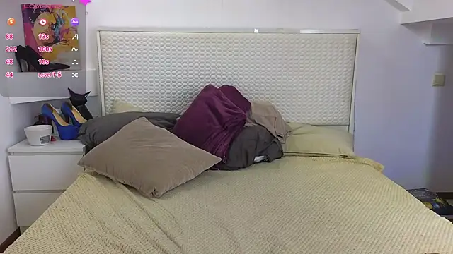 Snapshot of Eva_Rogers_ chatting on 09-18-25, 09:01 Eva Rogers  online show from 09-18-25, 09:01