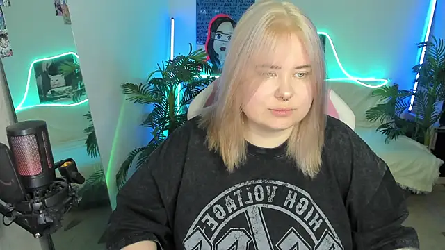 Snapshot of Akemi_BBW chatting on 03-18-25, 06:50 Akemi BBW online show from 03-18-25, 06:50