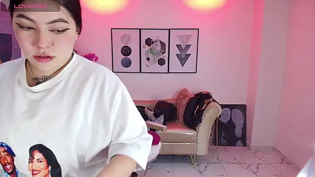 Snapshot of Isa_reel chatting on 05-19-26, 01:56 Isa reel online show from 05-19-26, 01:56