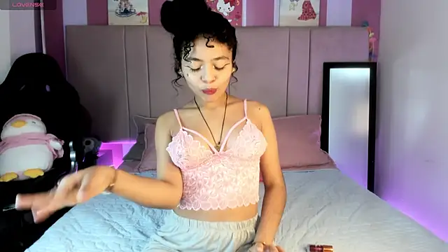 Winnifer Gonzal online show from 03-06-25, 04:19