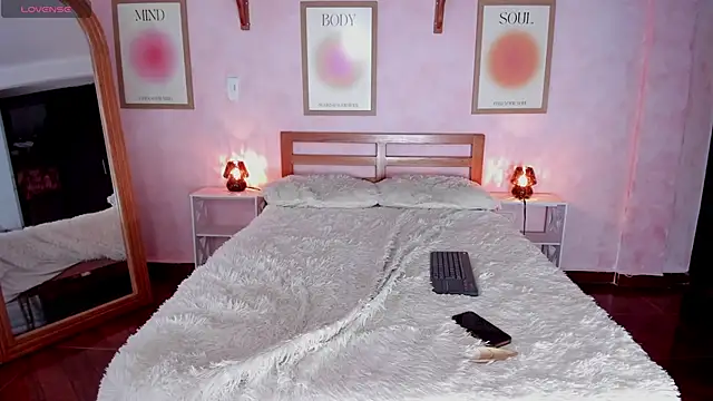 Snapshot of AliceBanks chatting on 10-31-25, 01:30 AliceBanks online show from 10-31-25, 01:30