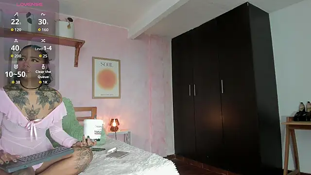 Snapshot of AliceBanks chatting on 11-15-25, 11:25 AliceBanks online show from 11-15-25, 11:25