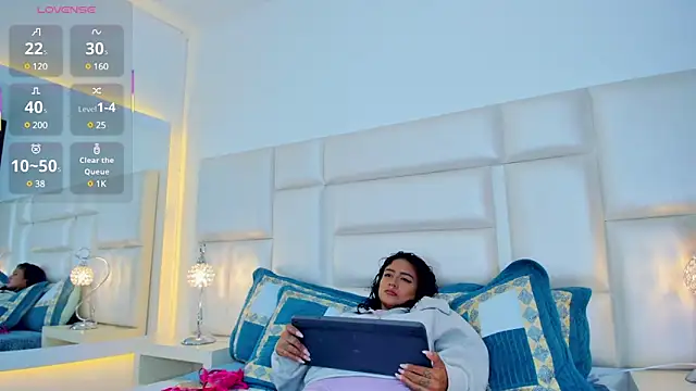 Snapshot of AliceBanks chatting on 03-18-25, 11:33 AliceBanks online show from 03-18-25, 11:33