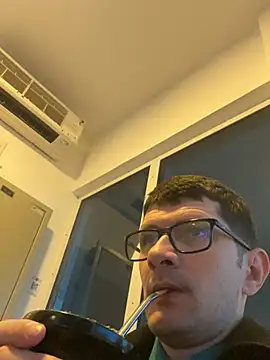 Snapshot of Juliano2289 chatting on 04-28-26, 01:59 Juliano2289 online show from 04-28-26, 01:59