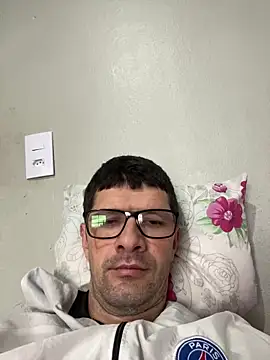 Snapshot of Juliano2289 chatting on 06-12-26, 04:27 Juliano2289 online show from 06-12-26, 04:27