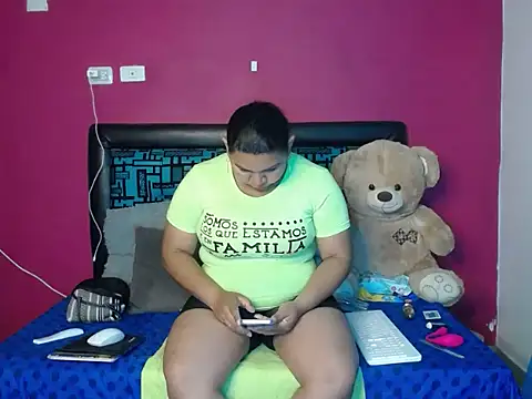 Snapshot of karolhot916 chatting on 09-30-25, 12:27 karolhot916 online show from 09-30-25, 12:27