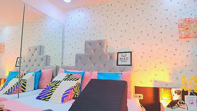 JulietaReyess online show from 10-01-25, 11:58