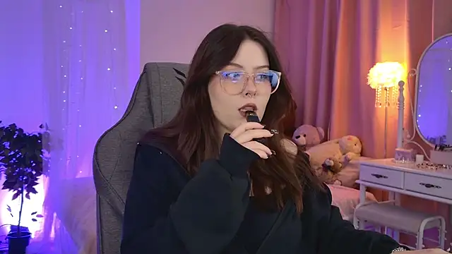 CoralineKeyns online show from 11-04-25, 05:33