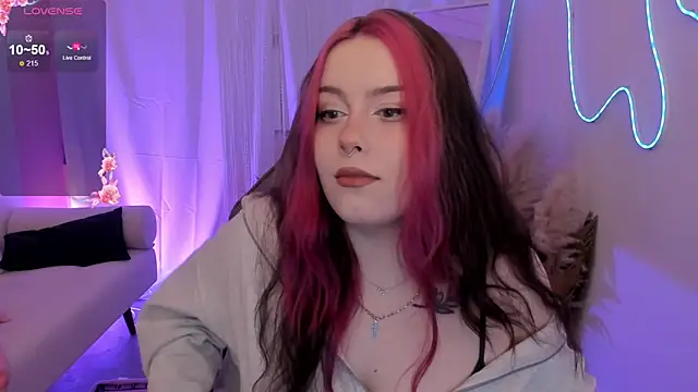 Snapshot of CoralineKeyns chatting on 06-02-26, 05:18 CoralineKeyns online show from 06-02-26, 05:18