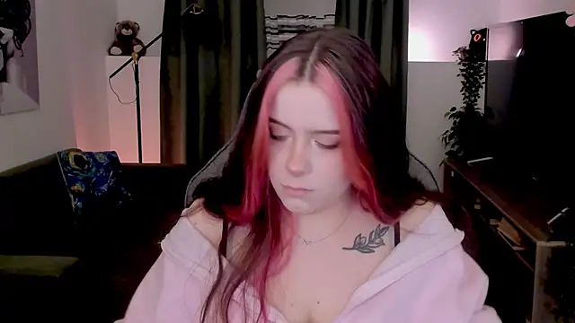 Snapshot of CoralineKeyns chatting on 04-25-26, 03:20 CoralineKeyns online show from 04-25-26, 03:20