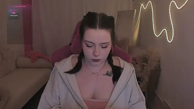 CoralineKeyns online show from 02-11-26, 05:40