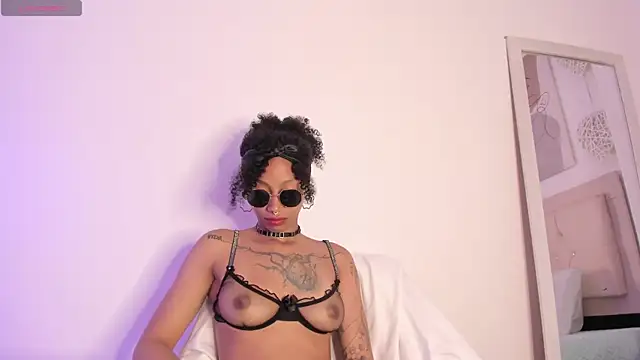 Snapshot of daiana_curly chatting on 03-18-25, 02:28 daiana curly online show from 03-18-25, 02:28