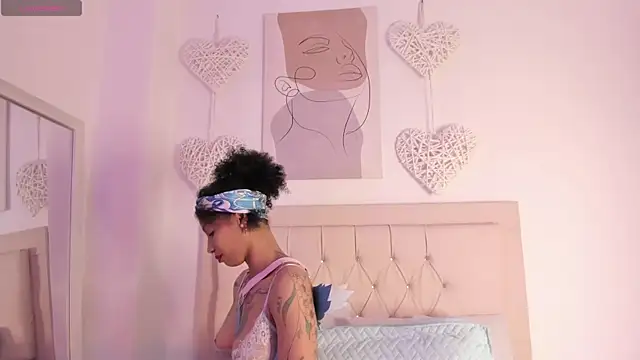 Snapshot of daiana_curly chatting on 02-26-25, 01:00 daiana curly online show from 02-26-25, 01:00