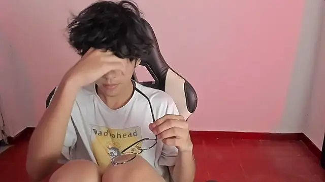 Snapshot of Alan26_ chatting on 01-22-25, 01:31 Alan26 online show from 01-22-25, 01:31