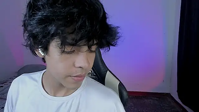 Snapshot of Alan26_ chatting on 11-18-25, 02:27 Alan26 online show from 11-18-25, 02:27