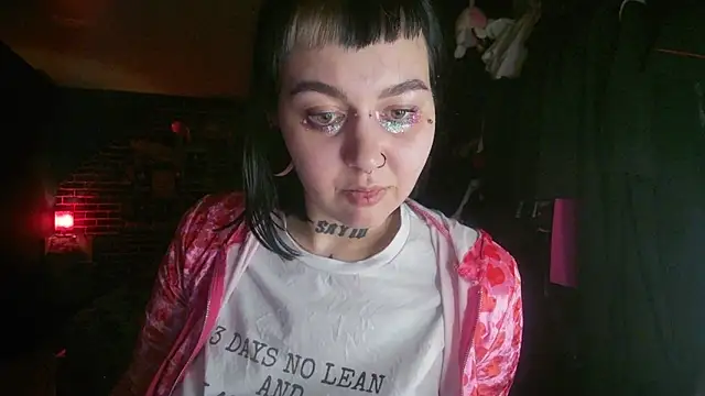 Snapshot of MoorderxDoll chatting on 01-06-25, 03:42 MoorderxDoll online show from 01-06-25, 03:42