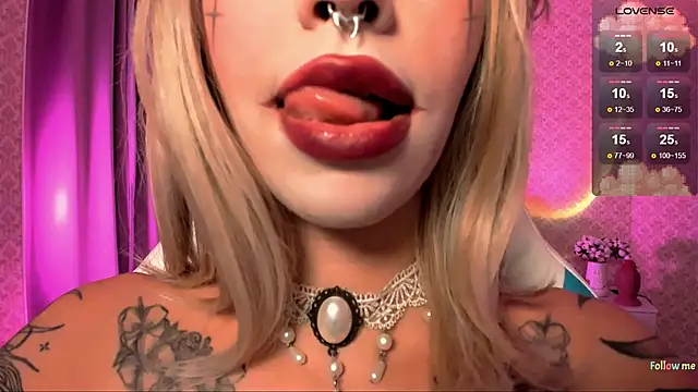 Snapshot of LeylaNoiry chatting on 10-12-25, 02:40 LeylaNoiry online show from 10-12-25, 02:40