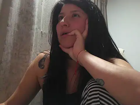 Snapshot of has_Zky chatting on 11-19-25, 04:23 has Zky online show from 11-19-25, 04:23