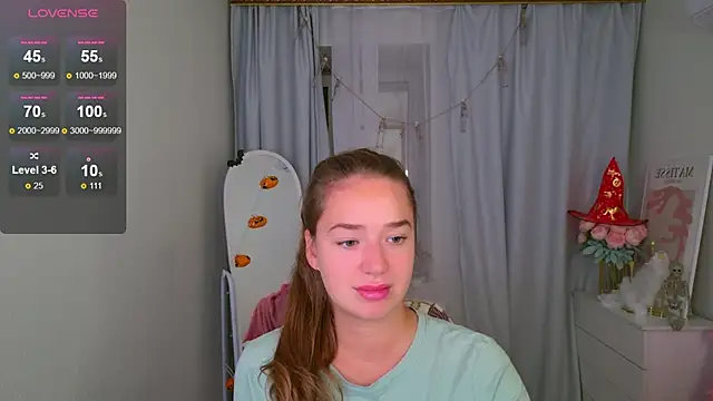 Snapshot of LovelyJessie chatting on 10-25-25, 01:45 LovelyJessie online show from 10-25-25, 01:45