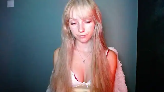 Snapshot of LuciaYoung chatting on 09-13-25, 06:41 LuciaYoung online show from 09-13-25, 06:41